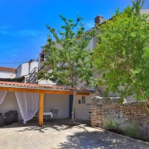 Vikendica Casa Nini - Cozy House With Sauna And Indoor Jacuzzi, Sisan